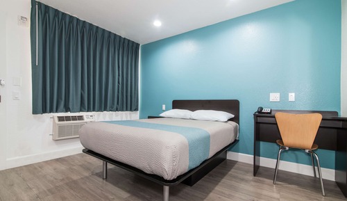 Deluxe Room, 1 Queen Bed, Smoking, Refrigerator & Microwave
