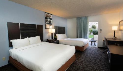 Deluxe Queen Room with Patio - Non-Smoking
