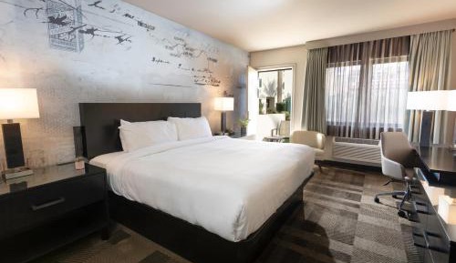 Tower Premium King Suite with Patio - Non-Smoking
