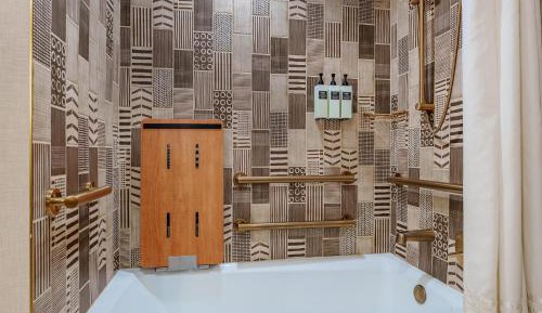 Remodeled 2 Queens Suite Accessible Tub