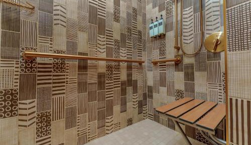 Remodeled 2 Queens Suite High Floor Accessible Roll-in Shower