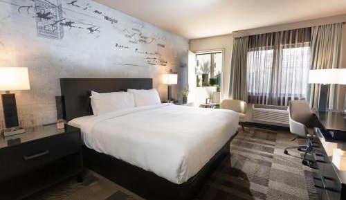 Tower Premium King Room with Patio - Non-Smoking