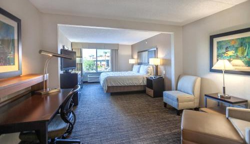 Standard King Room with Accessible Tub - Mobility Access