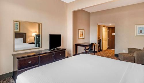 One-Bedroom Larger King Suite with Queen Sofa Bed, Balcony and Kitchenette - Non-Smoking