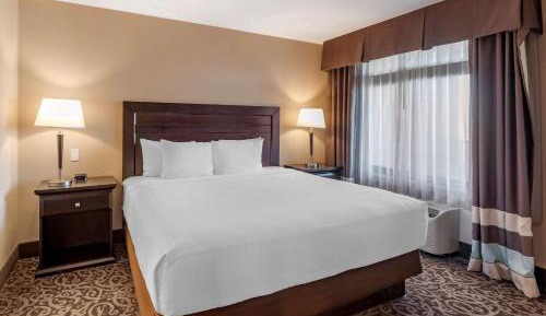 King Suite with Queen Sofa Bed and Spa Bath - Non-Smoking