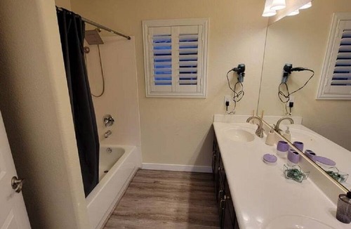 Paradise House | Near the Strip Spacious cozy 4 bedrooms house with Jacuzzi