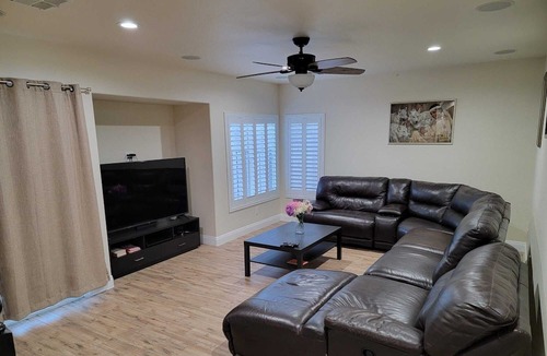 Paradise House | Near the Strip Spacious cozy 4 bedrooms house with Jacuzzi