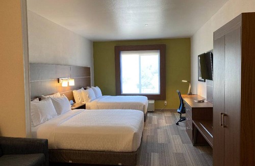 Beaumont Hotel | Holiday Inn Express & Suites Beaumont - Oak Valley by IHG