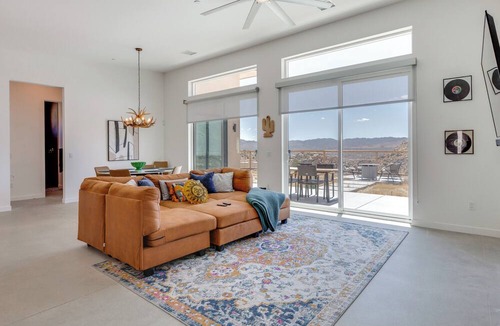 Yucca Valley Cottage | Hot Tub & Views! Contemporary Yucca Valley Retreat