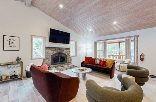 Eagle Mountain Estates Cabin | Big Bear White Skies #674