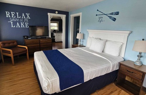 Lakeport Cabin | Cabin with 1 Queen bed & 2 Doubles /Kitchen
