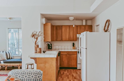 Hopland Cottage | Enchanted wine country cottage with sunroom, large patio, & alfresco dining