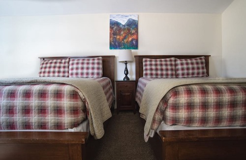 Independence Hotel | Mt Williamson Motel and Basecamp