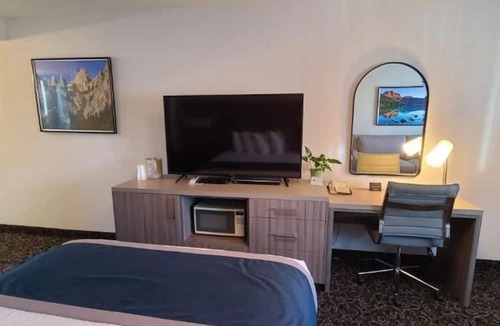 Lone Pine Hotel | Dow Villa Motel