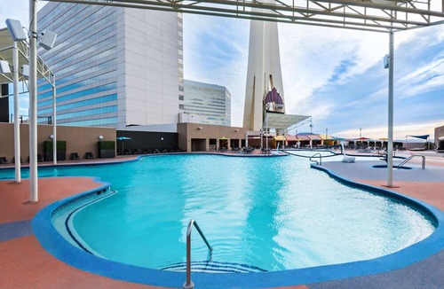 Gateway District Hotel | Elite 2 Queens at The STRAT Hotel, Casino & Tower