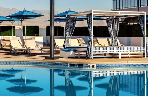 Gateway District Hotel | Elite 2 Queens at The STRAT Hotel, Casino & Tower