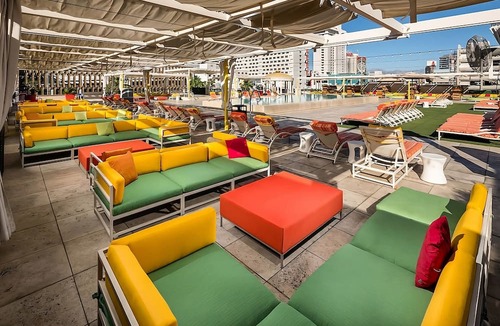 Downtown Las Vegas Hotel | Minutes Away from The Neon Museum! FREE Parking, Rooftop Pool, Onsite Casino