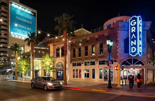 Downtown Las Vegas Hotel | Minutes Away from The Neon Museum! FREE Parking, Rooftop Pool, Onsite Casino