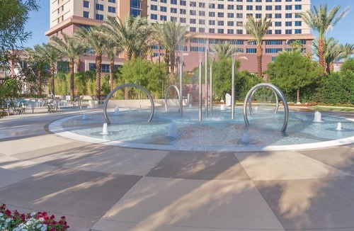 Las Vegas Condo | 2BD/Vegas - Full Kitchen, Washer/Dryer, and Private Living Room!
