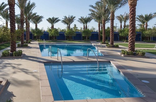 Las Vegas Condo | 2BD/Vegas - Full Kitchen, Washer/Dryer, and Private Living Room!