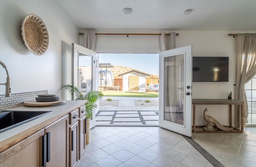 Desert Hot Springs Apartment | Starlit Nights Getaway w/Soaking Tub
