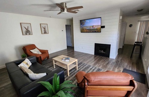 Las Vegas Condo | L - Fully remodeled and professionally decorated.