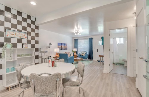 Millcreek Apartment | Adorably Retro - Private & exclusive Hot Tub