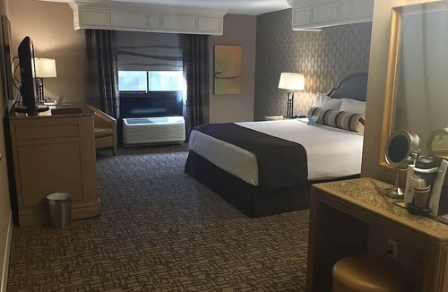 Downtown Las Vegas Hotel | 2 x Carson Tower - Deluxe King Room at Golden Nugget Las Vegas