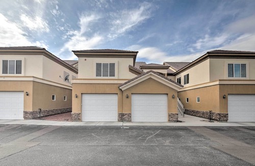Sunridge Estates Condo | Desert Condo w/Pool ~ 3 Miles to Colorado River!