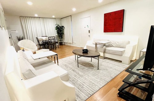 Gateway District Apartment | next to Strip 3BRVegas LVCC-1mile walk bestSpot POOL Labor Day enjoy cozy love