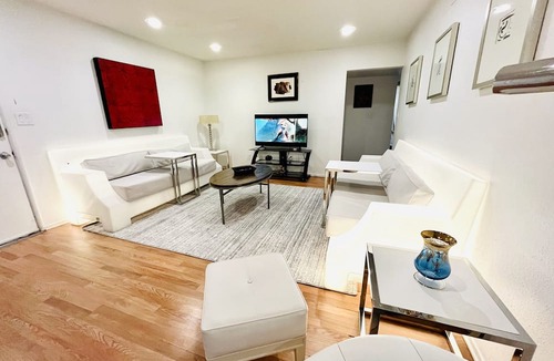 Gateway District Apartment | next to Strip 3BRVegas LVCC-1mile walk bestSpot POOL Labor Day enjoy cozy love