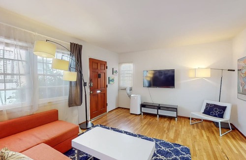 Ocean Park House | Charming 1 Bedroom Santa Monica Cottage 3 Blocks to beach!