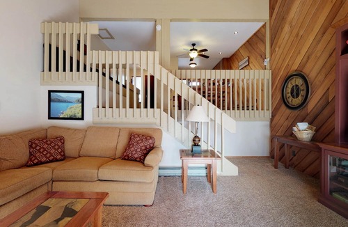 Lakeshore Condo | Cozy Mountain Condo with Hot Tub & Seasonal Pool - Year-Round Outdoor Fun Nearby