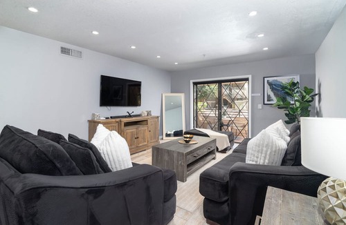 South Scottsdale Condo | Lux Scottsdale - Luxury Remodel (Walk to Old-Town and Spring Training)