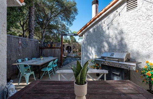 Calabasas House | Guest House Malibu Retreat w/SALT pool Jacuzzi