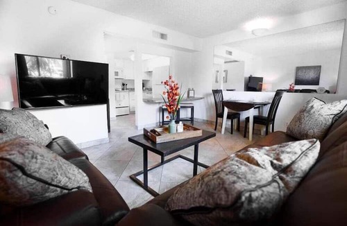 New Papago Parkway Apartment | 240 Relaxing Scottsdale Stay – Pet-Friendly, Park Views & Putting Green
