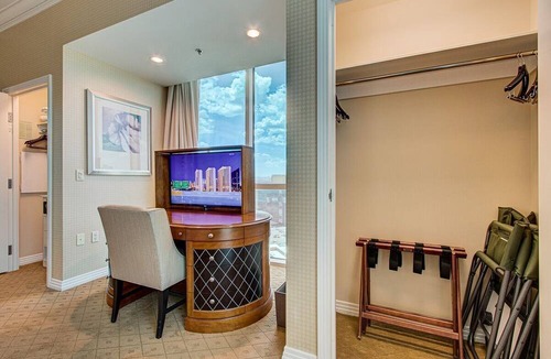 Las Vegas Condo | TOP 38th FLOOR 1 BR PENTHOUSE! BALCONY! SPHERE, F1 Views, POOL-NO RESORT FEES!