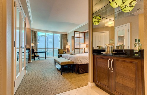 Las Vegas Condo | The Ultimate Vantage: Top 38th Floor Jr. Suite Overlooking the Strip,Sphere,F1!