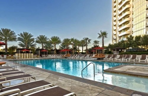 Las Vegas Condo | The Ultimate Vantage: Top 38th Floor Jr. Suite Overlooking the Strip,Sphere,F1!