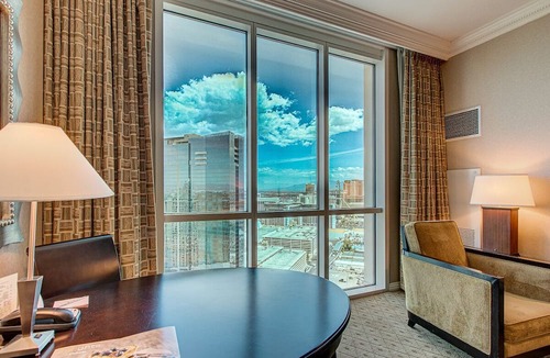 Las Vegas Condo | The Ultimate Vantage: Top 38th Floor Jr. Suite Overlooking the Strip,Sphere,F1!