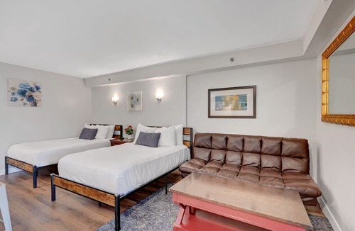 Las Vegas Strip Condo | Stay Together Suites - Stylish Condominium, Sleeps 9, Center Strip - Jockey Club