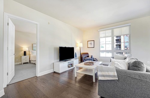 Downtown Apartment | PRIME, spacious Top Corner with spanning campus-fountain view @ the Americana!