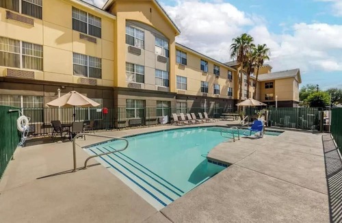 Las Vegas Hotel | Fully Furnished Hotel Suites in Las Vegas with Fitness Room and Outdoor Pool