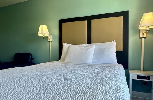 Las Vegas Hotel | Fully Furnished Hotel Suites in Las Vegas with Fitness Room and Outdoor Pool