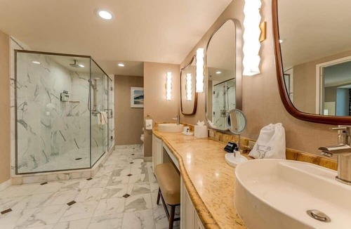 Las Vegas Hotel | 2 Connecting Suites at a 4⭐️ Hotel