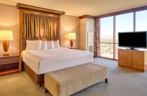 Las Vegas Hotel | 2 Connecting Suites at a 4⭐️ Hotel