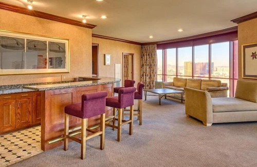 Las Vegas Hotel | 2 Connecting Suites at a 4⭐️ Hotel