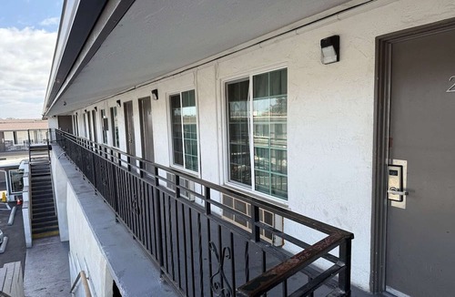 Lincoln Acres Apartment | Queen Bed Non-Smoking