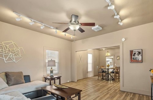 Kingman House | Stay on ROUTE 66! Walk, eat & shop in the HISTORIC downtown. Also ADA!