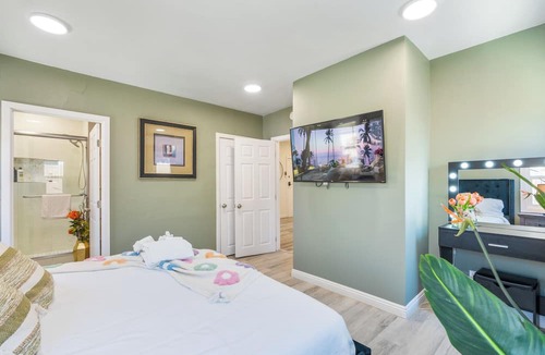 Alhambra Apartment | Detached house 2 Bedroom 1 Bathroom Prime & Private location King Bed! 1109